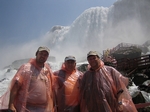 drei OM unter dem Niagarafall